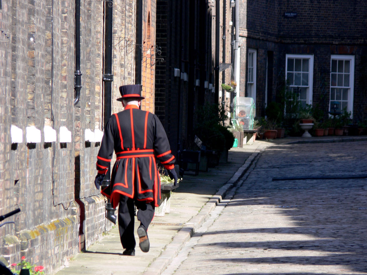 tower-of-london-beefeater